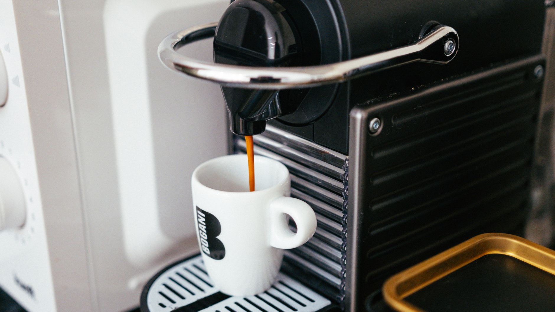 Dejé la cafetera de cápsulas enchufada durante tres semanas de vacaciones: al volver y mirar el contador, entendí lo que h...